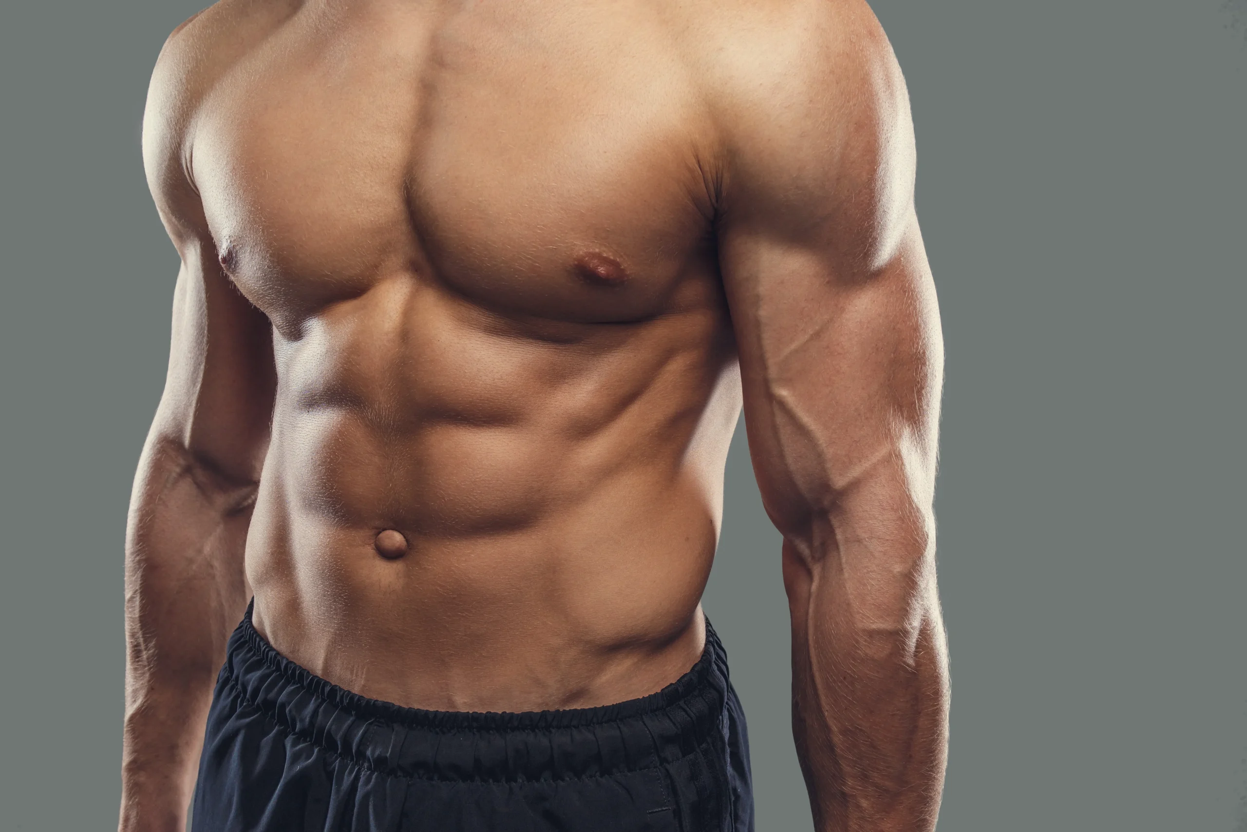shirtless-sporty-male-holding-barbell-weights-isolated-grey-background-copie