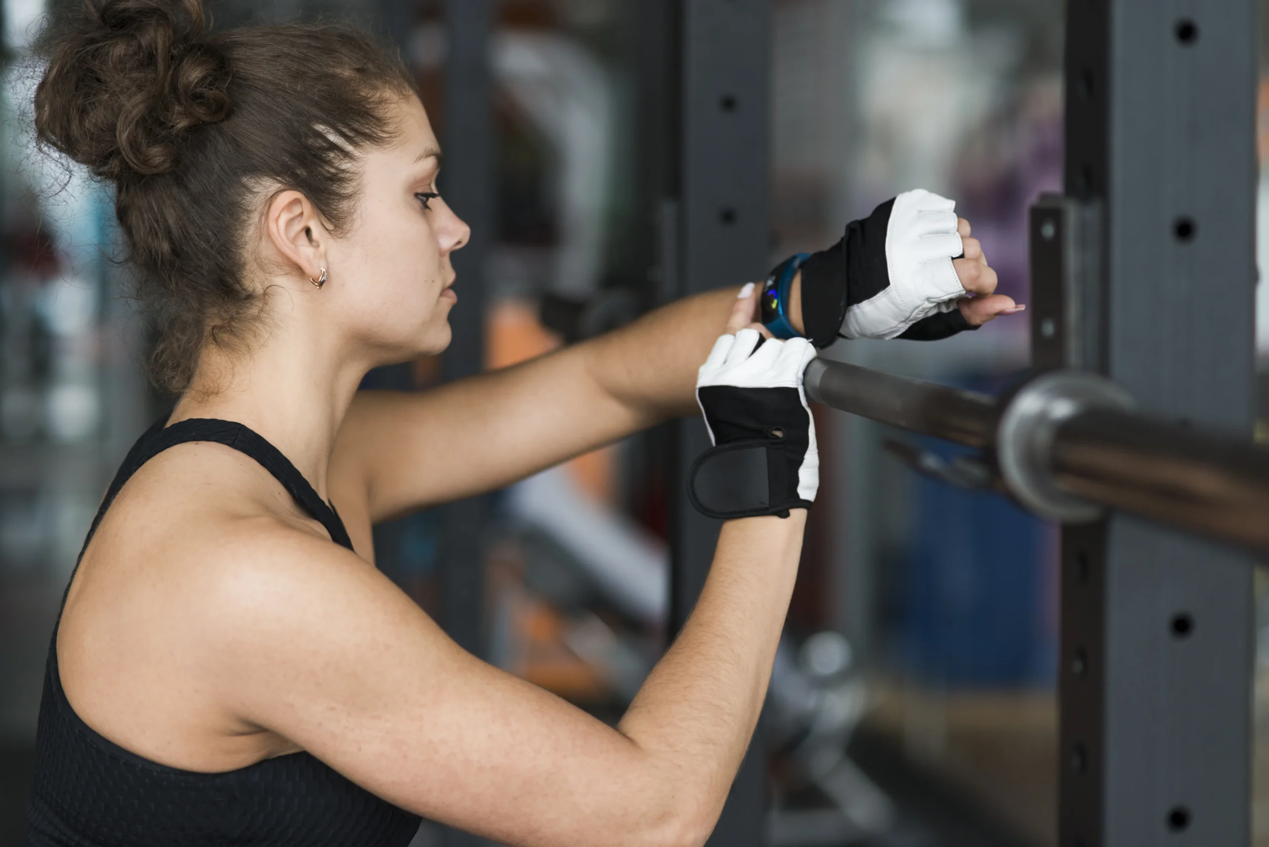 Sporty Woman Using Smartwatch Copie Scaled 1