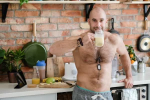 handsome-shirtless-man-kitchen copie